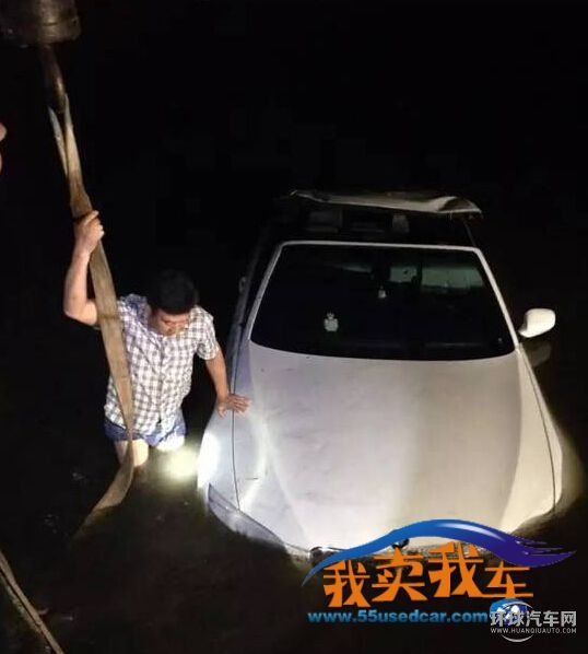 開車玩手機，寶馬進西湖