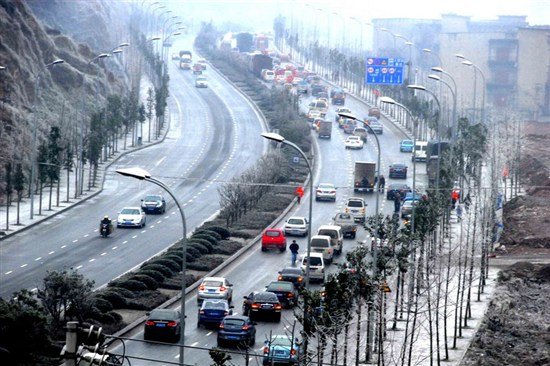 凍雨行車六大要點 通過易結冰路段提前減速