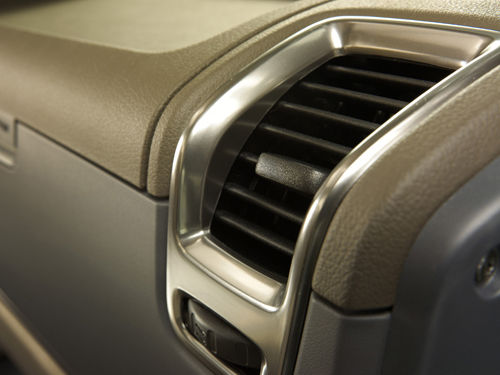 小排量車不宜猛開空調 溫和駕駛才能省油