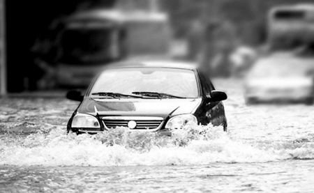 雨中行車穩字當頭 雨天安全駕駛攻略