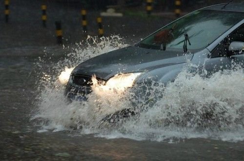 雨中行車穩字當頭 雨天安全駕駛攻略