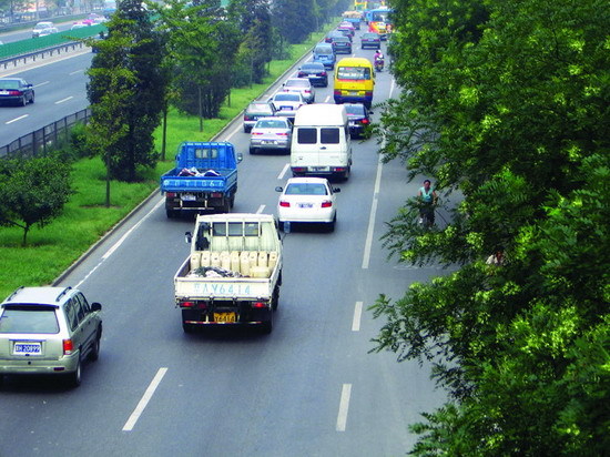 與其說開車不如說跟車 老司機曬實用跟車技