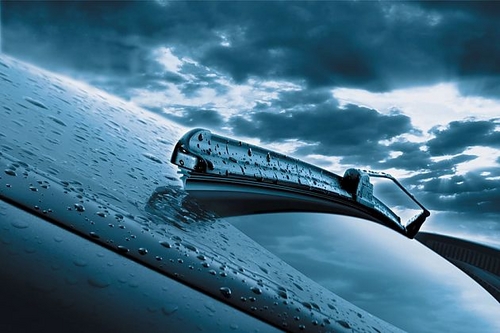 汽車雨刮器保養訣竅 先噴玻璃水避免干刮