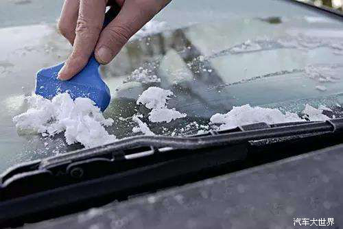 車窗結冰勿用開水澆 冬季用車的幾點誤區