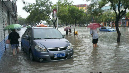 車主注意:面對台風天如何安全行駛車輛