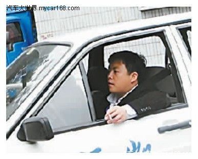 實測開車抽煙、打電話的危害到底有多大