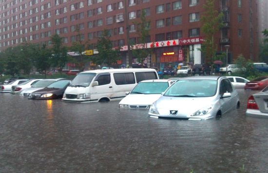 雨中行車遭遇危險第一要素 逃生最重要