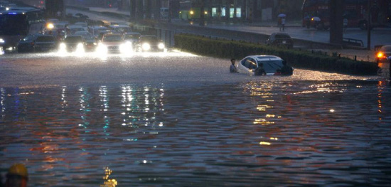 雨中行車遭遇危險第一要素 逃生最重要