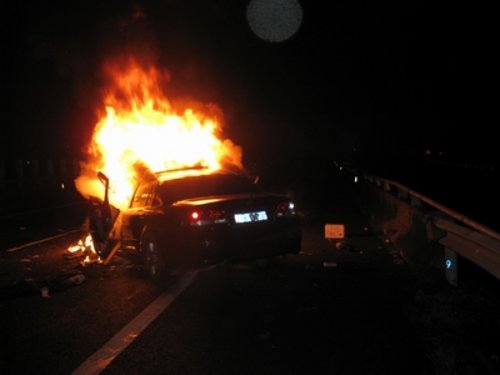 行車途中發生火災 四種方法助您脫離險境