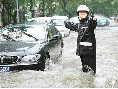 暴雨來臨 安全行駛的注意事項