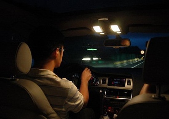 夜間行車燈光使用方法 避免潛在危險