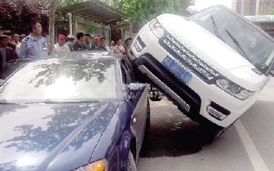 鄭州：兩車起沖突追逐 路虎加速“騎”上奧迪