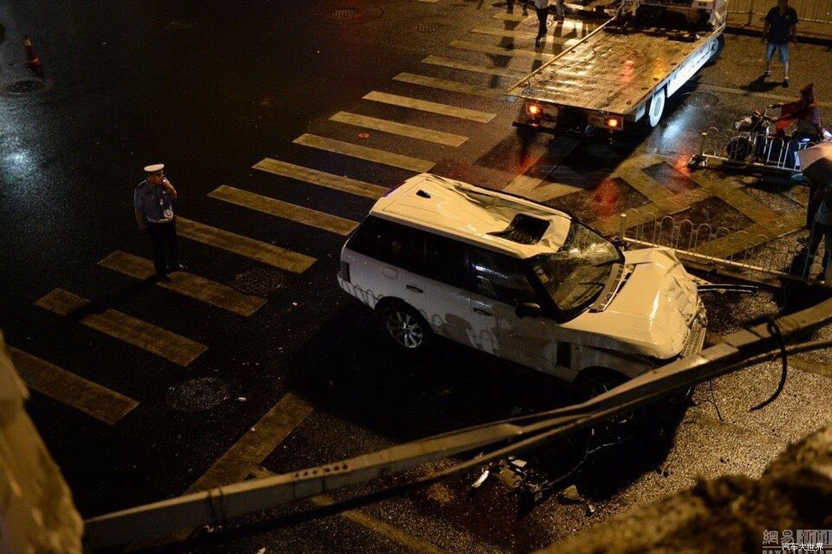 白色路虎深夜怒沖國貿橋 疑似斗氣未造成傷亡