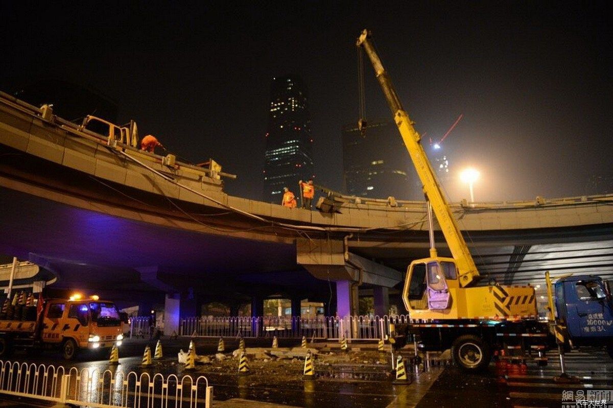 白色路虎深夜怒沖國貿橋 疑似斗氣未造成傷亡