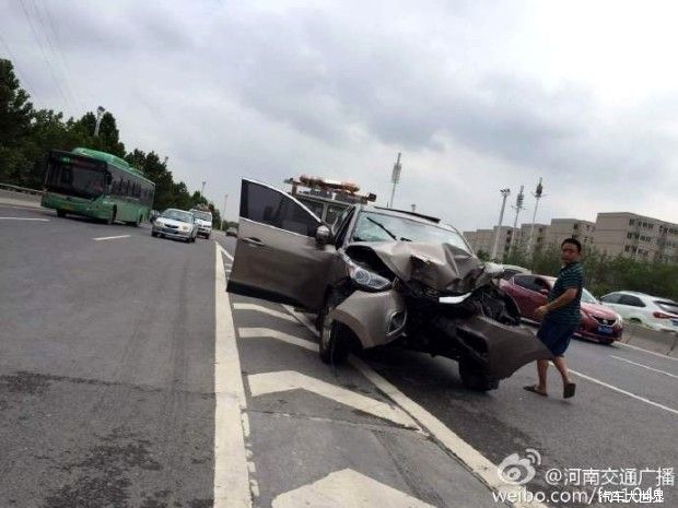 血的教訓 鄭州一SUV撞車致雙胞胎死亡