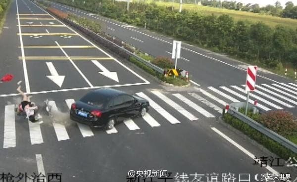 監拍一女子騎摩托玩手機 撞上轎車騰空而起