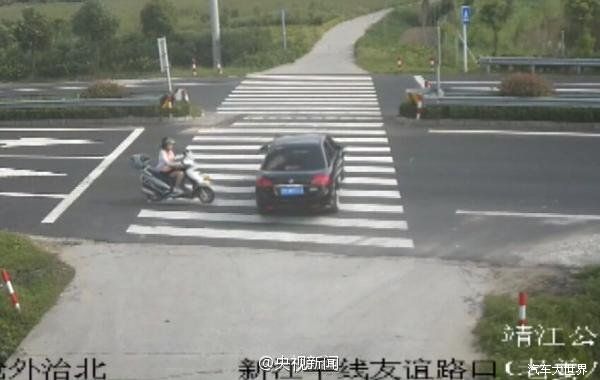 監拍一女子騎摩托玩手機 撞上轎車騰空而起