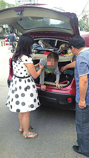 真的是親媽！？車內滿座兒子裝進後備箱！
