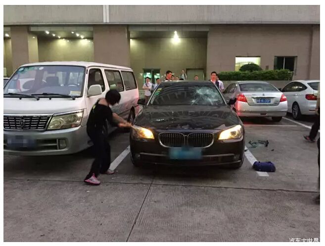 深圳女子掄錘怒砸百萬寶馬車： “婊子坐過的車太髒了！”