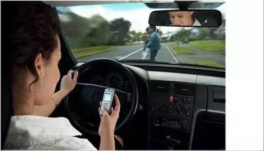 開車玩手機和酒後駕車，哪個危害更大？