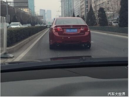 轎車刮倒騎車人 快速揚長而去