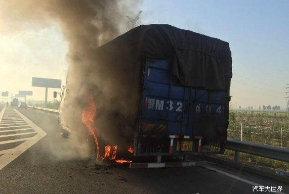 京港澳高速上一貨車起火 無人員傷亡