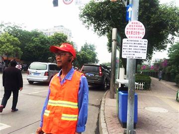 60歲交通勸導員成“網紅” 自己出錢做告示牌
