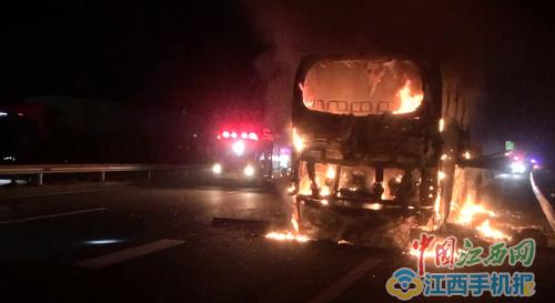 泉南高速一載41人客車突然起火 幸無人傷亡