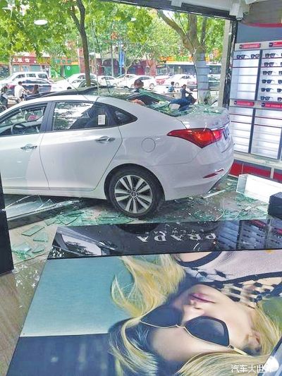 女子倒車猛給一腳油 沖進眼鏡店損失十多萬