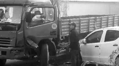 江城老司機替班開大貨連撞兩車 無人員傷亡