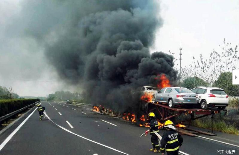 大貨車高速公路失火 21輛新出廠轎車燒成廢鐵