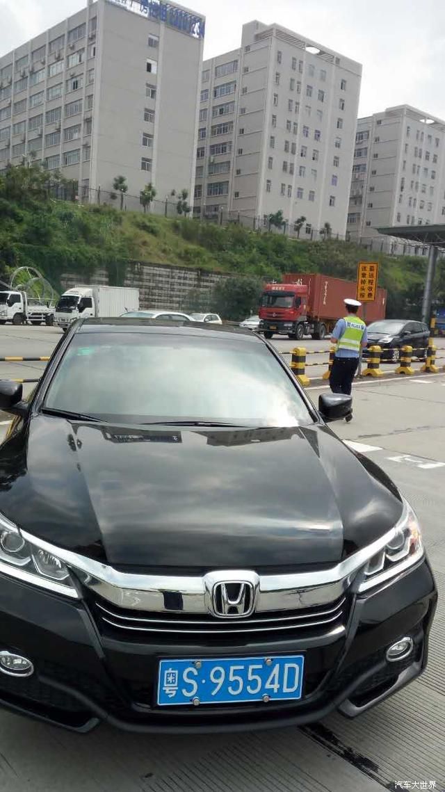 東莞車在深圳高速逆行被查，司機塞錢給交警求放行！