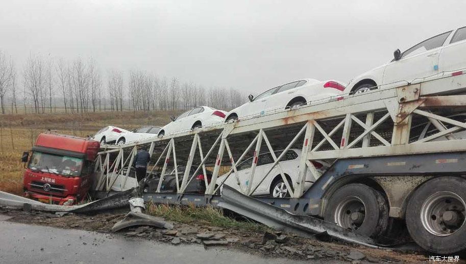 一大貨車滑倒 十車跟著“側翻”