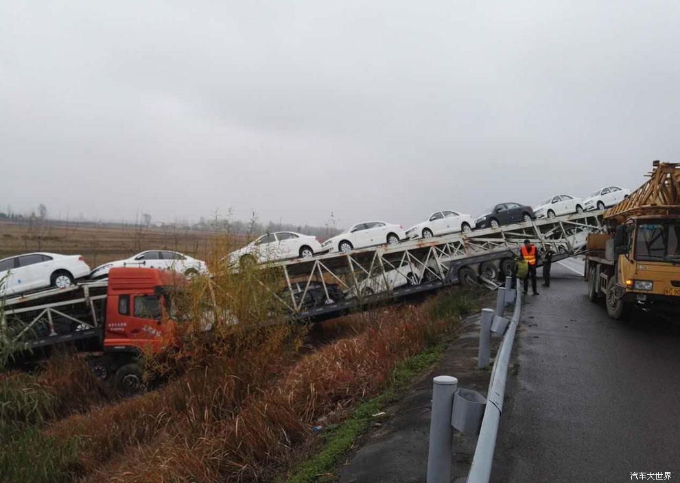 一大貨車滑倒 十車跟著“側翻”