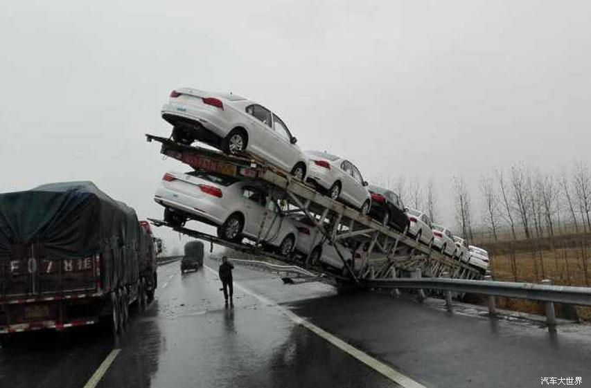 一大貨車滑倒 十車跟著“側翻”