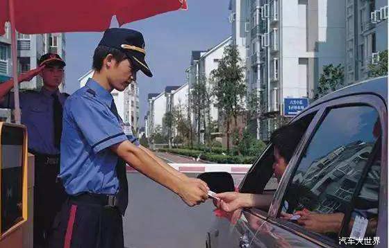 停車被堵在車位裡動不了，最靠譜的辦法是哪個？