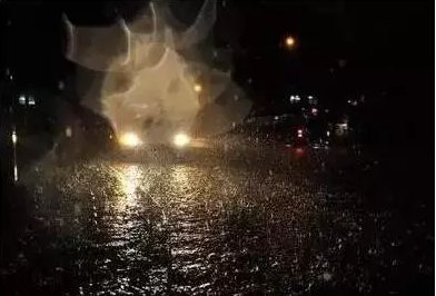 雷雨天開車需要注意事項