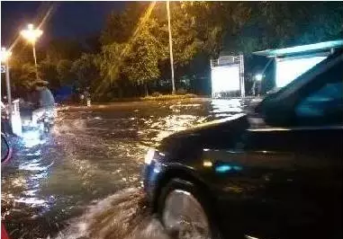 雷雨天開車需要注意事項