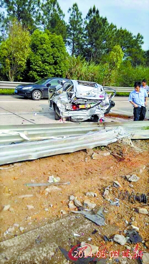 被追尾的小轎車完全變形。