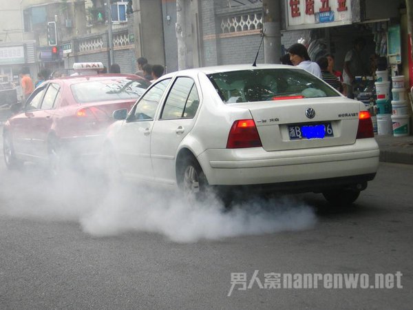 汽車冒白煙