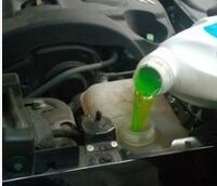 汽車防凍液可以加水嗎_如何正確使用汽車防凍液